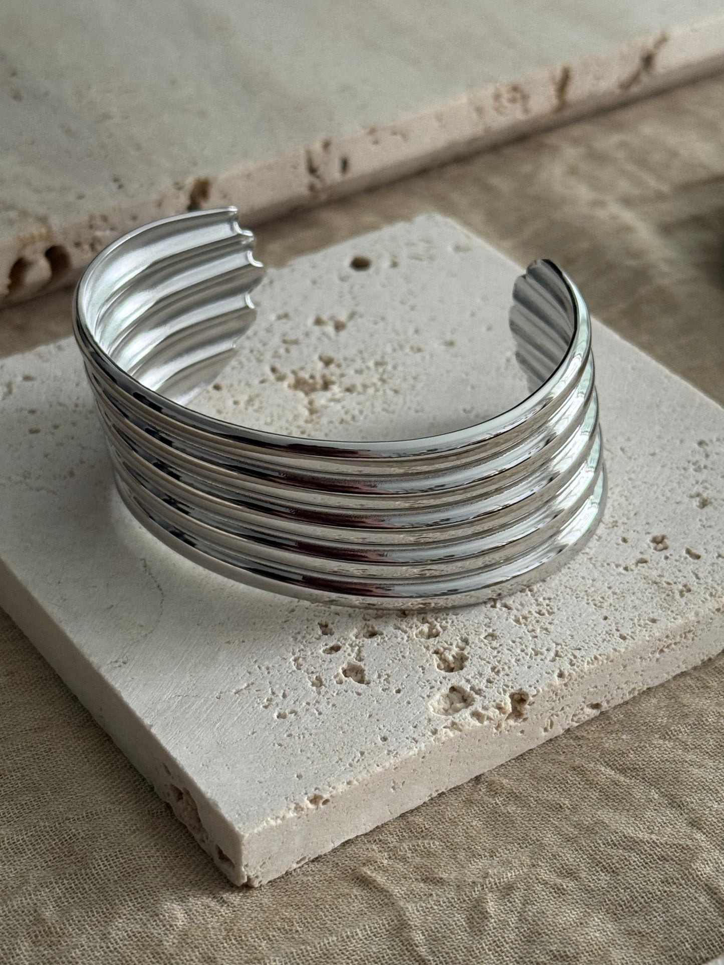 RIPPLE LINE CUFF - SILVER