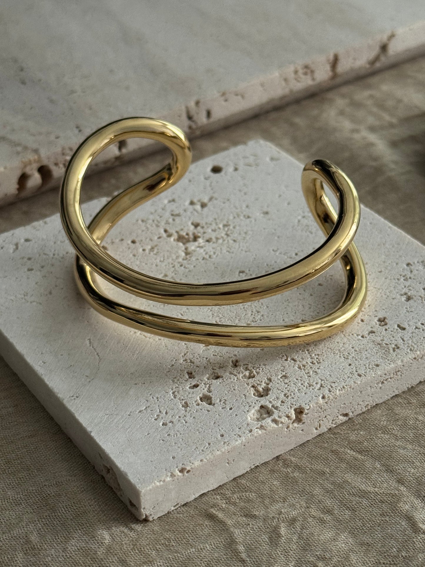 Bold Loopline Cuff - Gold