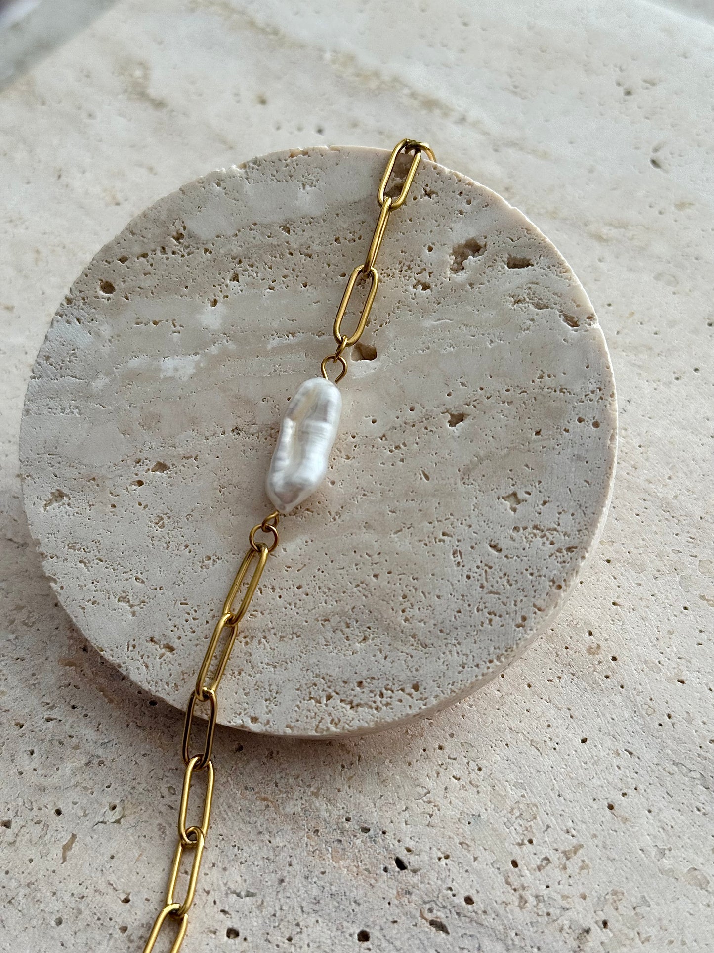 OFFSET PEARL CHAIN BRACELET - GOLD