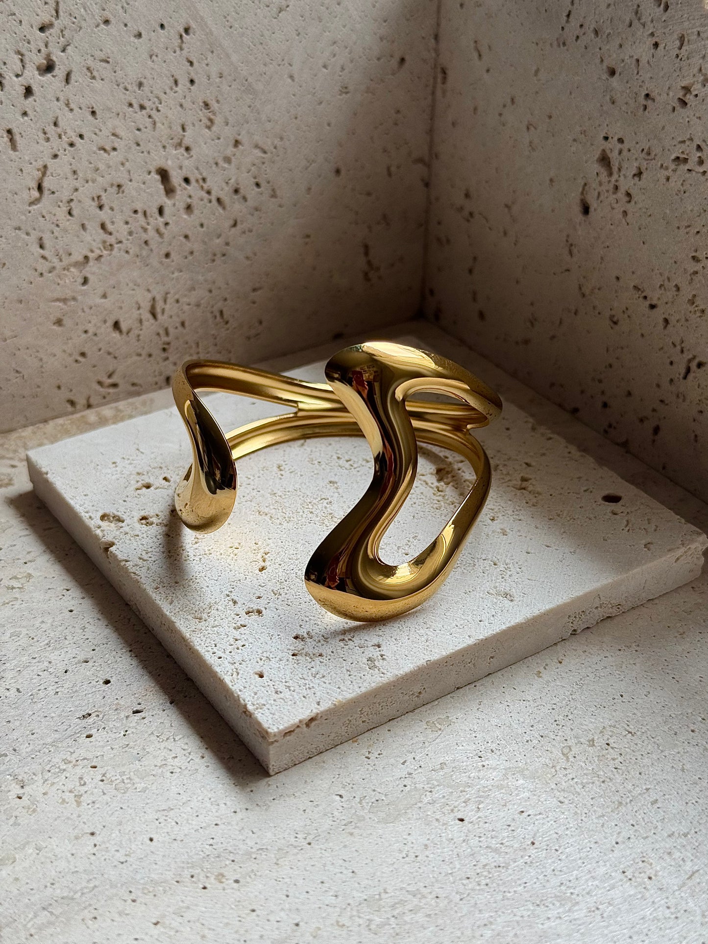 SCULPTED LOOP CUFF - GOLD