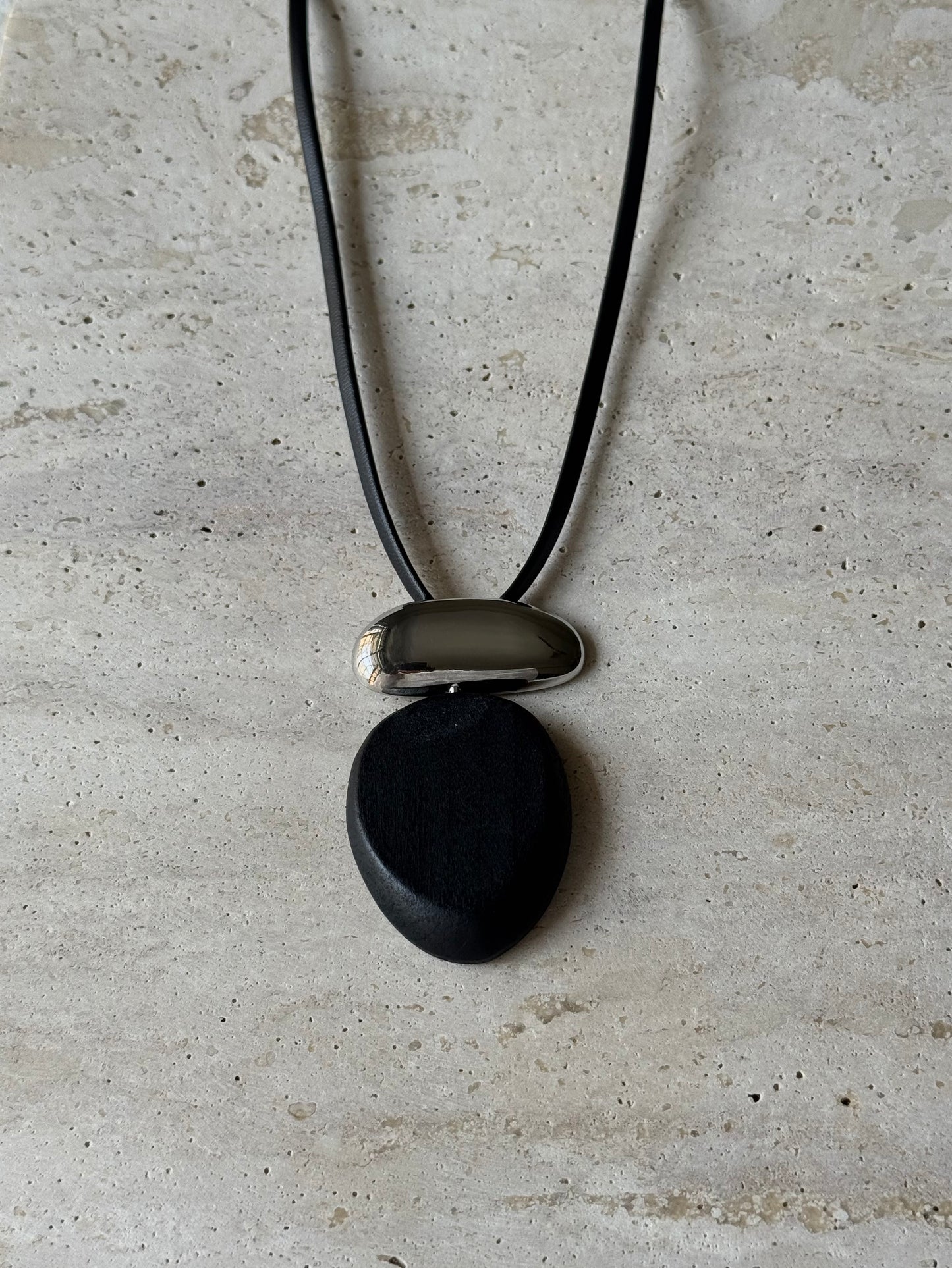 WOODEN PEBBLE CORD NECKLACE - BLACK