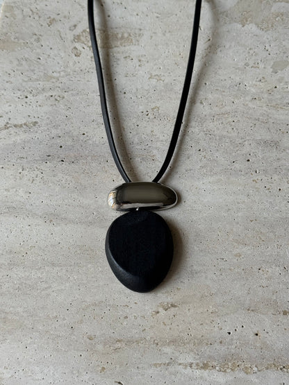 WOODEN PEBBLE CORD NECKLACE - BLACK