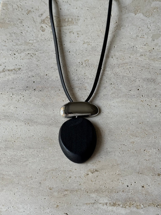 WOODEN PEBBLE CORD NECKLACE - BLACK