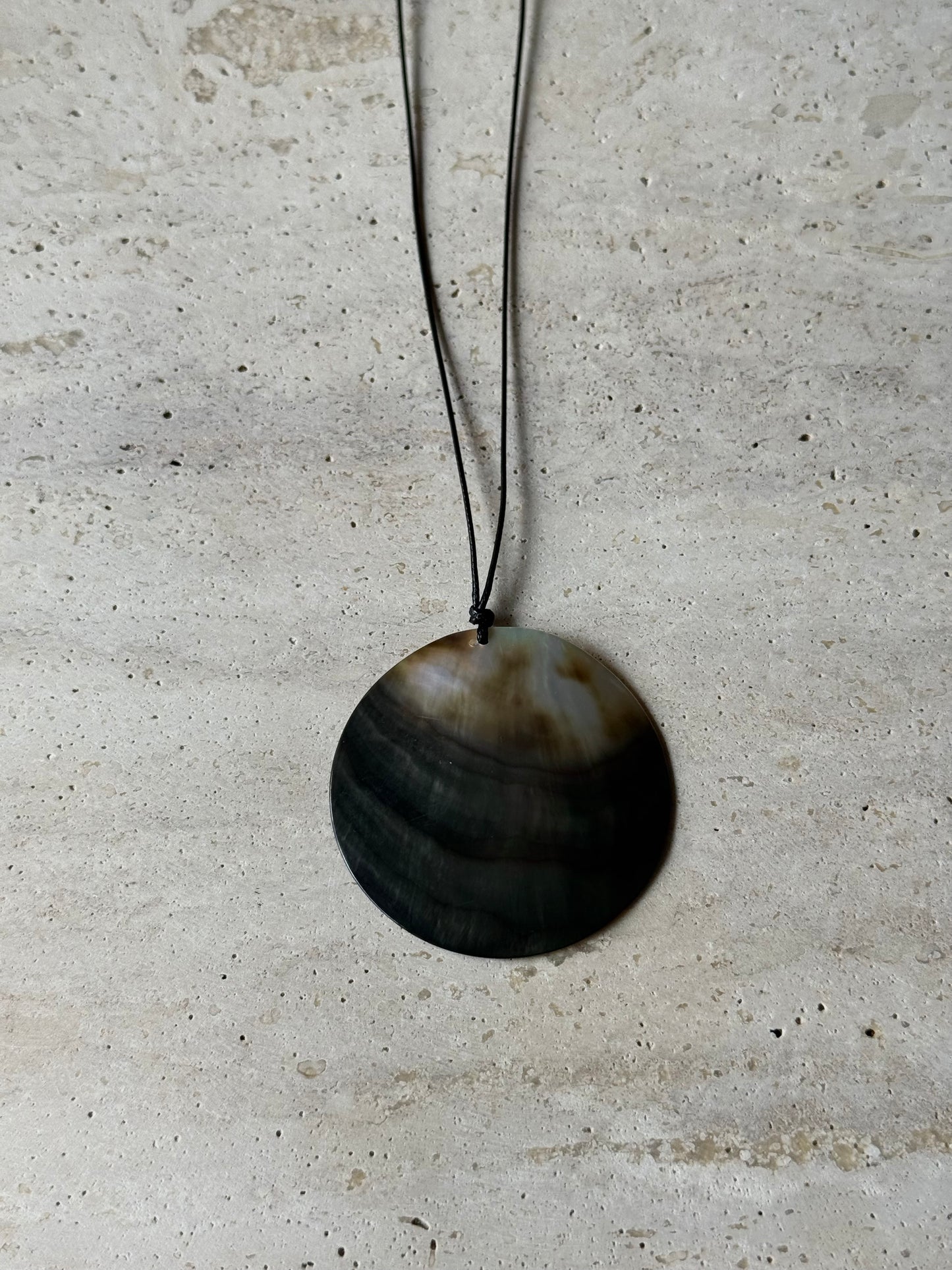 SHELL DISC CORD NECKLACE