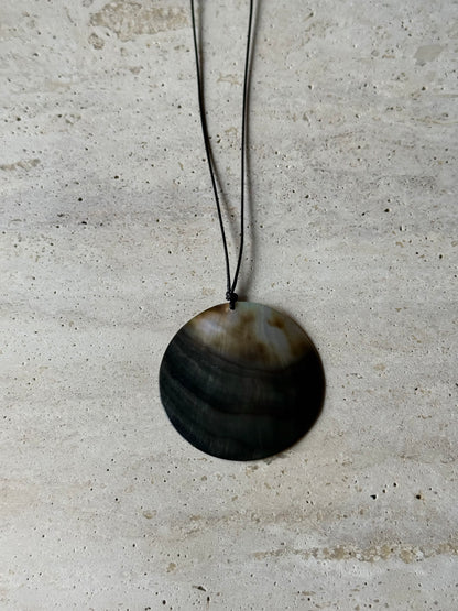 SHELL DISC CORD NECKLACE