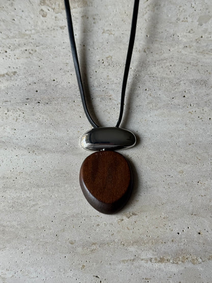 WOODEN PEBBLE CORD NECKLACE - BROWN