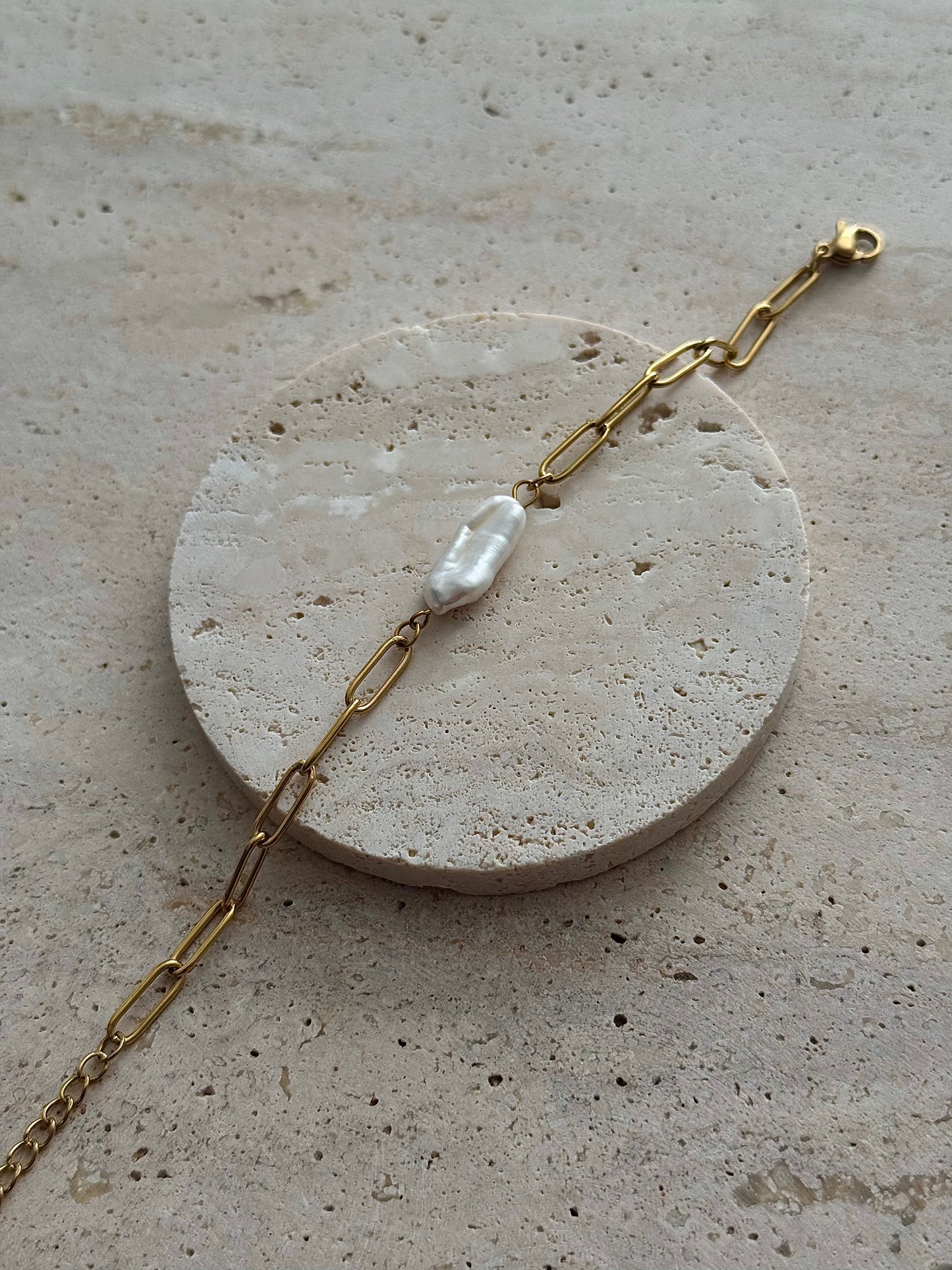 OFFSET PEARL CHAIN BRACELET - GOLD