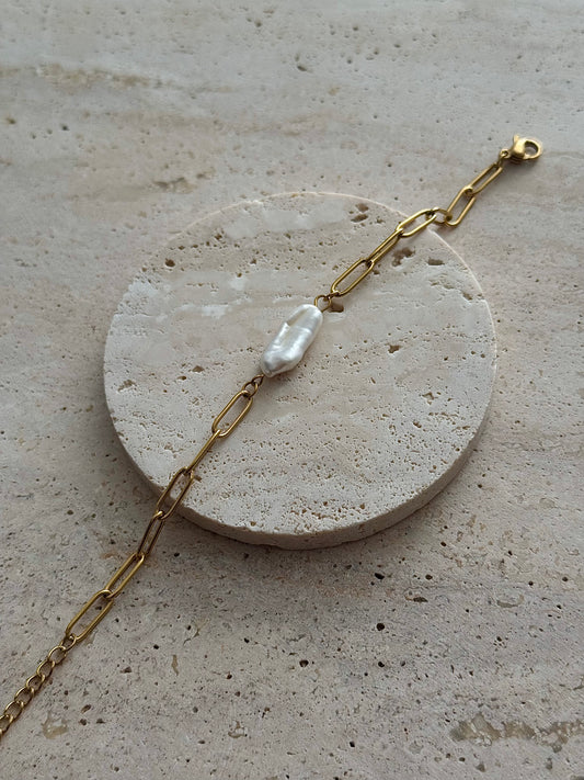 OFFSET PEARL CHAIN BRACELET - GOLD